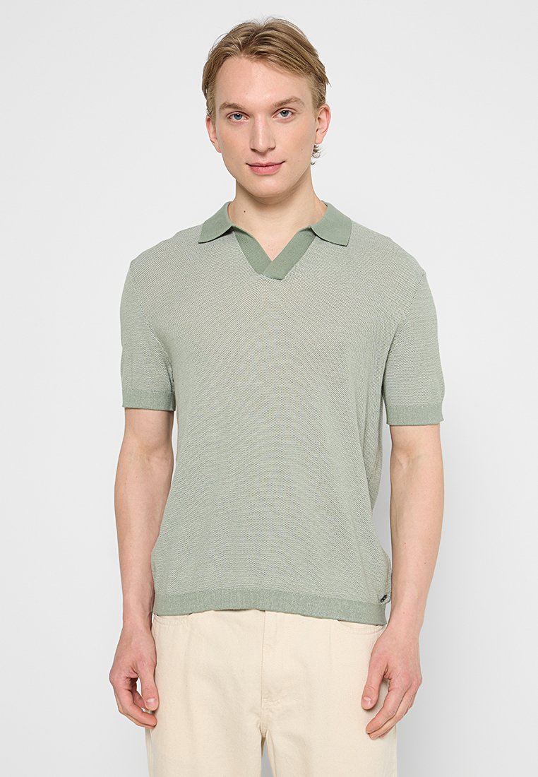 Hellgrünes Kurzarm-Polohemd mit strukturiertem Strick, V-Ausschnitt und kontrastierendem Kragen. Schlichte und moderne Silhouette.