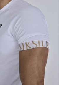 SIKSILK Triko s potiskem - white