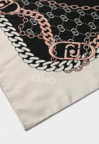 Il foulard quadrato in seta presenta uno sfondo nero con motivi a catena rosa e bianchi. Il logo "LIU-JO" è stampato in un colore chiaro nell'angolo.