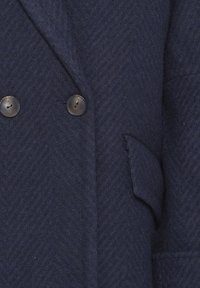 Námornícky modrý kabát s herringbone vzorom, s dvoma veľkými gombíkmi a detailom bočnej kapsy, vyrobený z textúrovanej vlnenej látky, ktorý ponúka štruktúrovaný vzhľad.