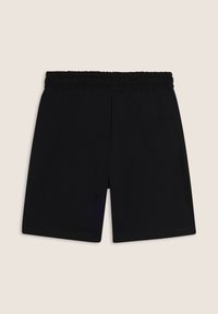 Pantalones cortos negros de algodón suave, con una cintura elástica, corte recto y sin patrones ni elementos metálicos visibles.