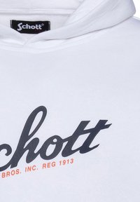 Biała bluza z kapturem o miękkiej fakturze z czarnym, kursywnym logo "Schott" oraz pomarańczowym napisem "BROS. INC. REG 1913" poniżej.
