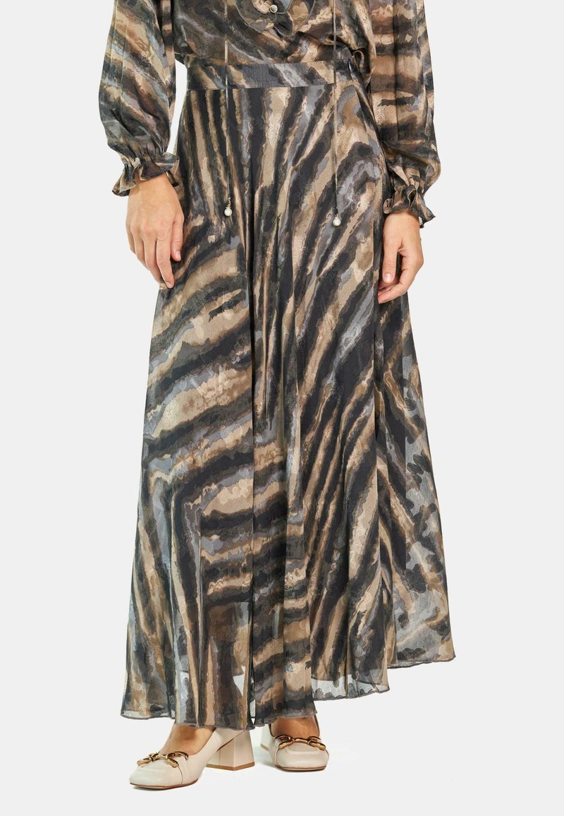 Maxikleid aus transparentem Stoff mit einem beigen, schwarzen und braunen Zebramuster. Lange Ärmel und Kordelzugbund mit Perlenakzenten.