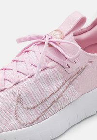 Nike Performance FREE RN FK NATURE - Utcai futócipők - pink foam/white/pink oxford/platinum tint
