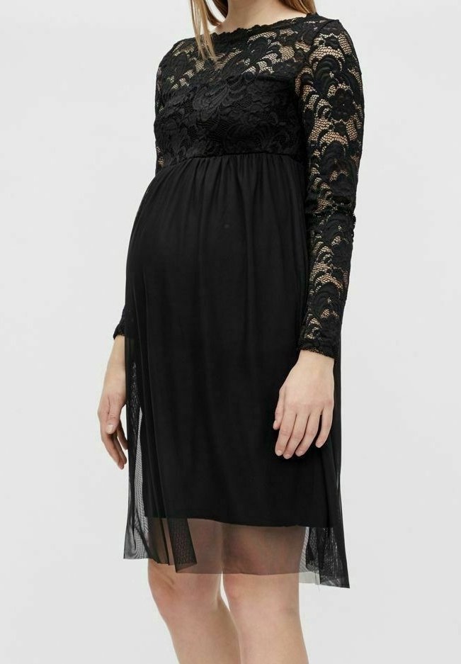 Svart gravidklänning med långa spetsärmar, en figursydd spetstopp och en flödig, genomskinlig kjol med midjehöjd och en slät textur.