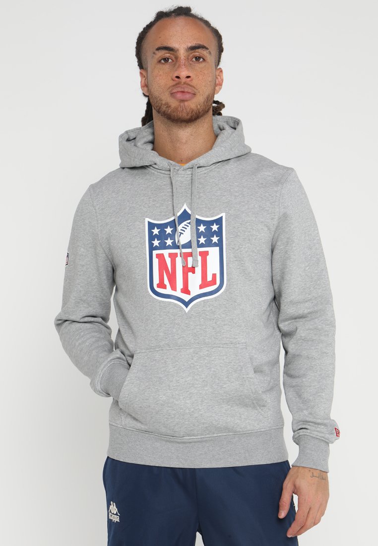 Sudadera gris con un bolsillo tipo canguro en el frente, con un logo de la NFL en rojo, blanco y azul. Tejido suave con puños y dobladillo acanalados.