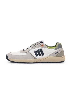 Casual sneaker in grijs, wit en beige met zwarte zool, zwart "mi" logo aan de zijkant, vetersluiting aan de voorkant en "mtng free" tekst nabij de hiel.