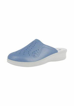 Zoccolo in pelle azzurro chiaro senza lacci con tomaia traforata e suola bianca ammortizzata, inclinato per mostrare i dettagli laterali e superiori.