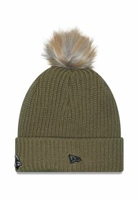 Grüner gestrickter Beanie mit einem weichen, künstlichen Pelz-Pompon oben. Besitzt einen umgeschlagenen Saum und ein gesticktes Logo auf einer Seite.