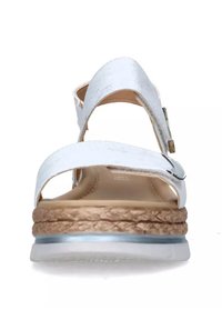 Sandali bianchi in pelle con due fasce larghe e fibbia regolabile. Suola avvolta in sughero con piattaforma in gomma trasparente. Texture liscia, design semplice.
