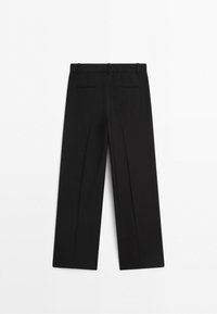 Zwarte formele broek met riemlussen en twee horizontale achterzakken, plat weergegeven tegen een witte achtergrond.