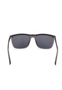 Ochelari de soare cu un cadru din plastic gri și lentile gri cu nuanță. Formă pătrată cu brațe groase și balamale subțiri din metal.