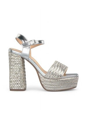 Sandalias de plataforma plateadas con una textura trenzada. Cuenta con un grueso tacón bloque y una correa ajustable en el tobillo. Diseño de punta abierta con acentos metálicos.