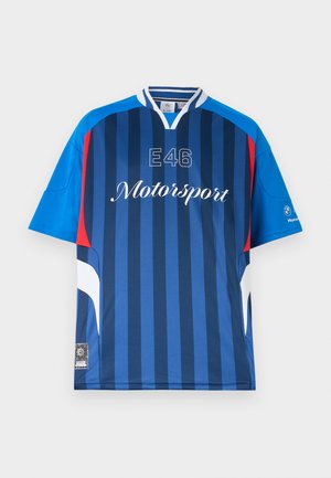 Plava kratka sportska majica s vertikalnim prugama, tekstom "E46 Motorsport" sprijeda, crvenim naglascima sa strana i BMW logom na lijevom rukavu.