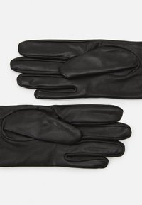 Guanti in pelle nera con una texture liscia, caratterizzati da un design piegato sul dorso e aperture per le dita di forma uniforme.