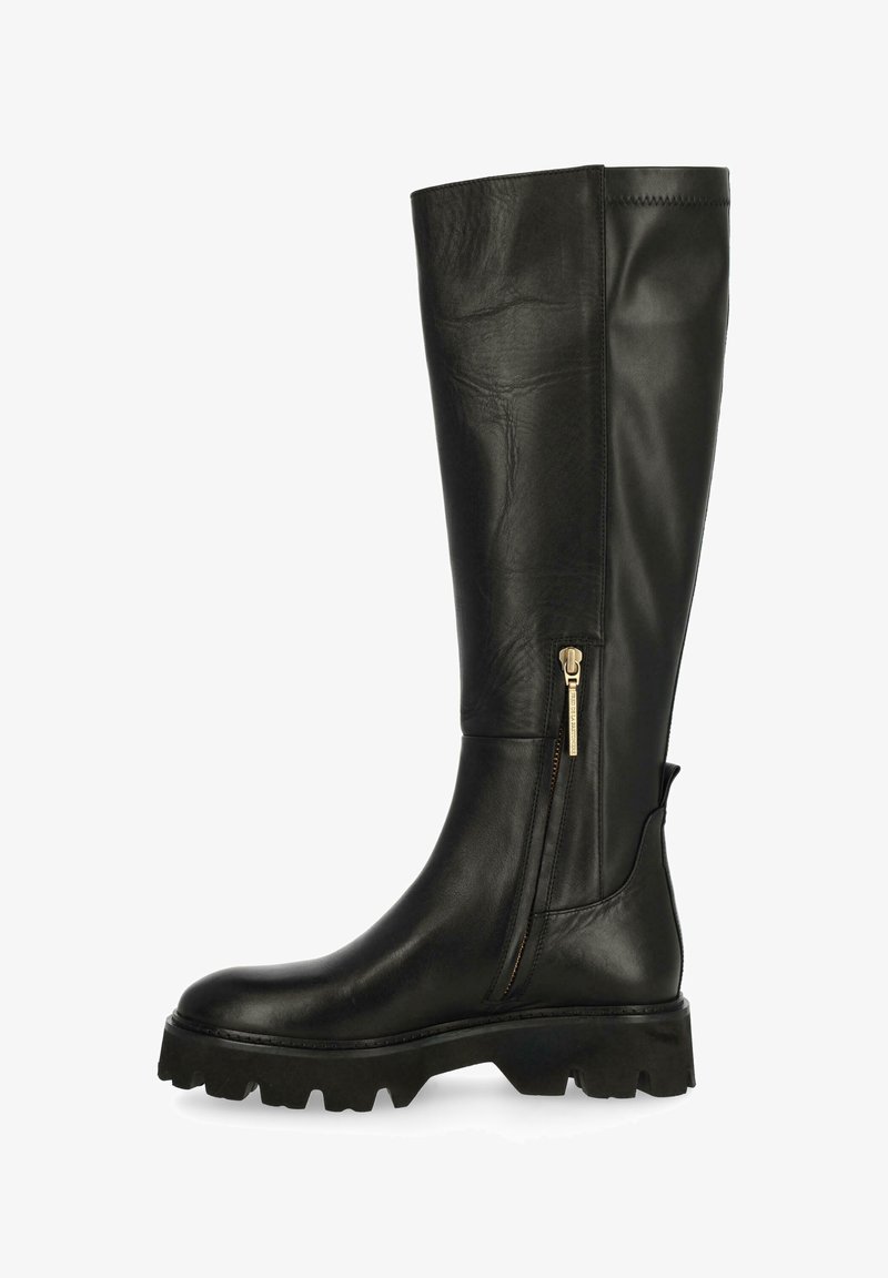 Bottes en cuir noir à hauteur de genoux avec une fermeture éclair sur le côté, finition texturée, semelle en caoutchouc épaisse et talon renforcé pour la durabilité.
