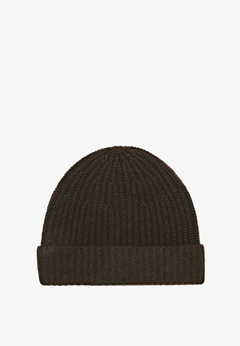 Cappello di lana lavorato a maglia di un marrone scuro con un motivo a coste testurizzato, caratterizzato da un risvolto alla base e una sommità arrotondata.