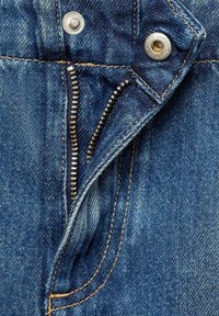 Džínové kalhoty s zipem na přední straně, kovovým zipem, stříbrným knoflíkem a kontrastním zlatým prošíváním na tmavě modré látce.