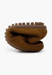 Braune Wildleder-Schlappen mit einem gefalteten Design, Gummisohle mit erhabenen Punkten und kontrastierender Naht entlang der Kante.