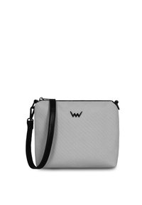 Šedá látková crossbody taška s černým popruhem a zipem. Na přední straně má minimalistické logo v černé barvě. Hladká textura a obdélníkový tvar.