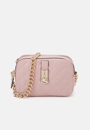 Roze gewatteerde crossbodytas met goudkleurige kettingband en gouden sluiting gegraveerd met merknaam "Guess".