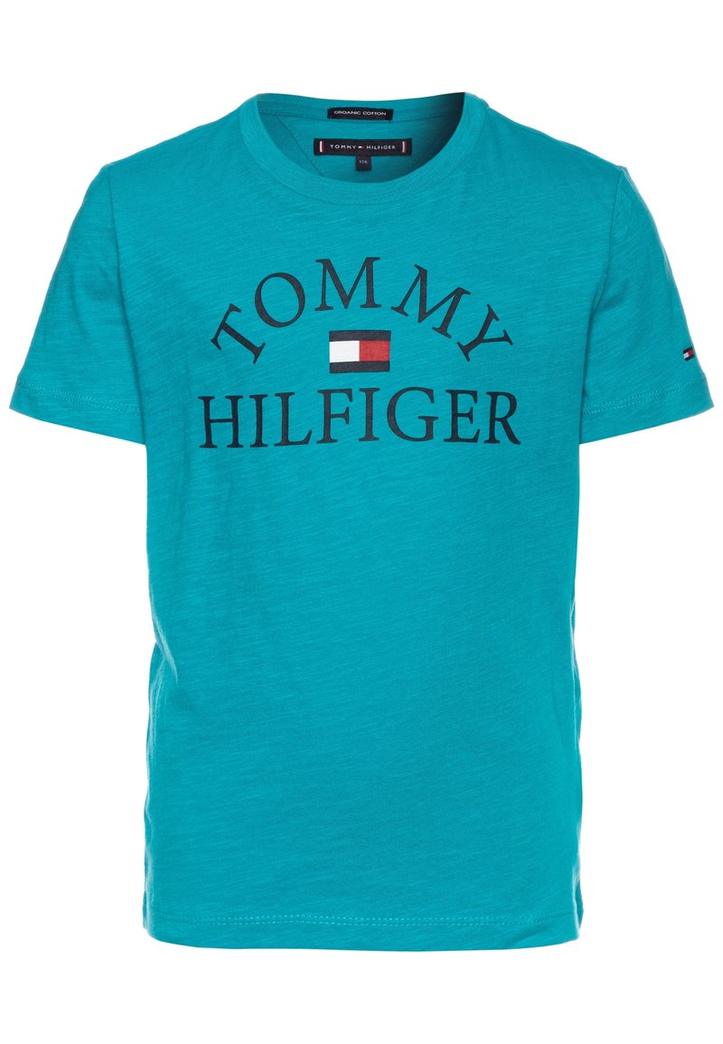 Tyrkysové tričko vyrobené z organické bavlny, s kulatým výstřihem, které má na sobě výrazný černý nápis "TOMMY HILFIGER" a malou vlajkovou značka uprostřed.