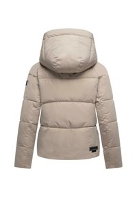 Doudoune beige avec capuche amovible, motif matelassé, manches longues et un léger brillant. Présente un logo sur le bas à gauche.