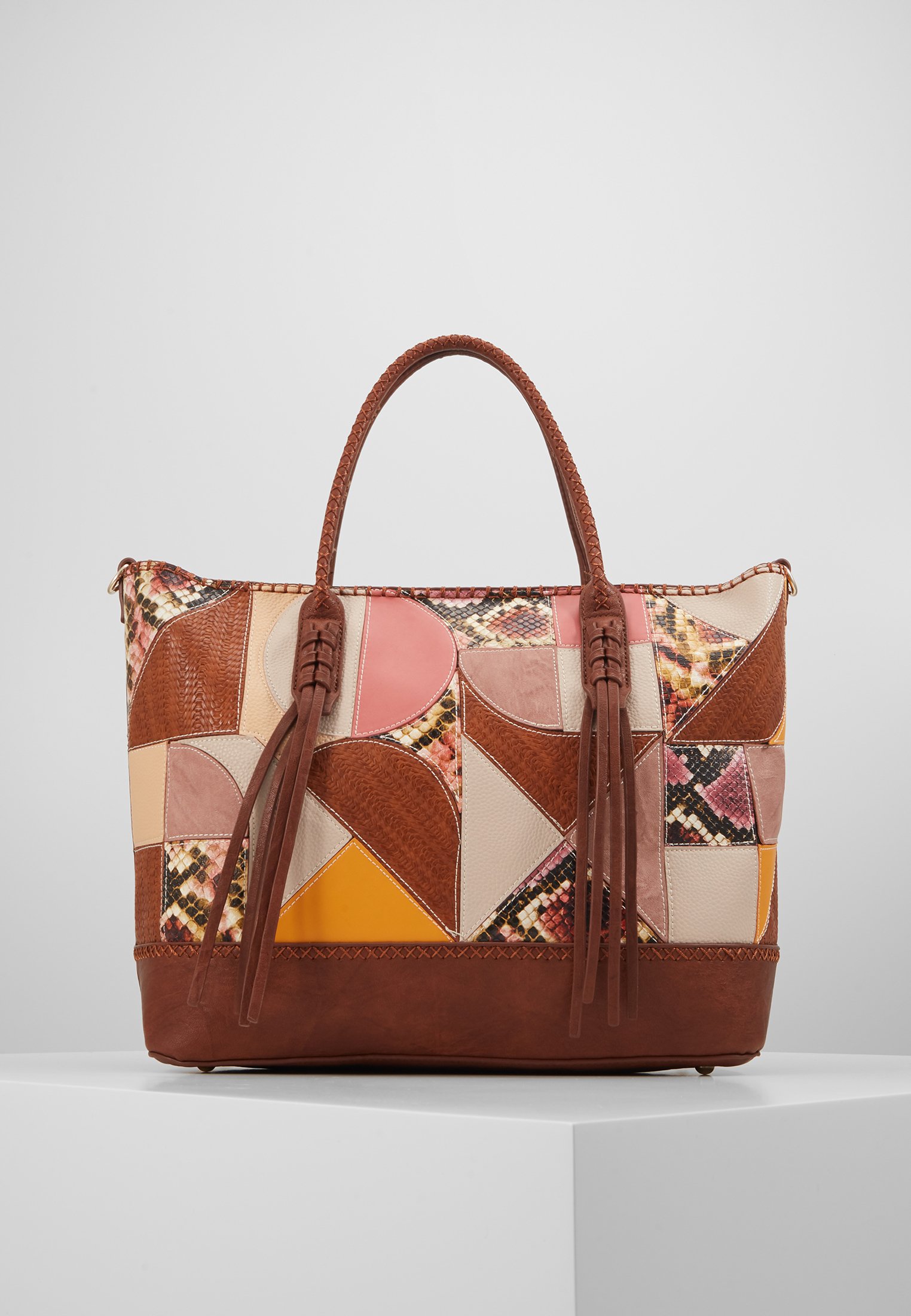 Desigual BOLSAYAX HOLBOX Shoppingveske camel Zalando.no Desigual BOLSNOVA PRIME ROTTERDAM Håndveske camel
