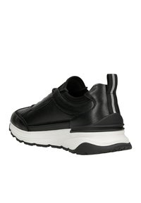 Černé kožené tenisky s elegantním designem, bílou mezipodešví, texturovanými akcenty a pruhovaným poutkem na zadní straně pro snadné obouvání.