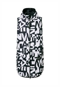 Quiltad ärmlös kappa med ett svart och vitt abstrakt bokmönster, dragkedjestängning och huva, med ett logotypmärke fram.
