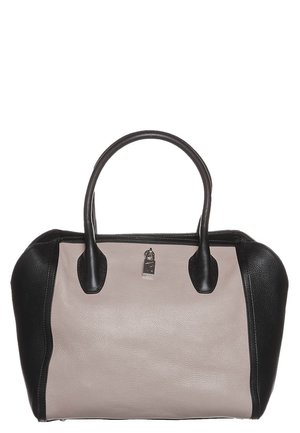 Lederhandtasche mit einem weichen beigen Körper und schwarzen Akzenten. Strukturierte Form, doppelte Obergriffe und Details aus Metallhardware.