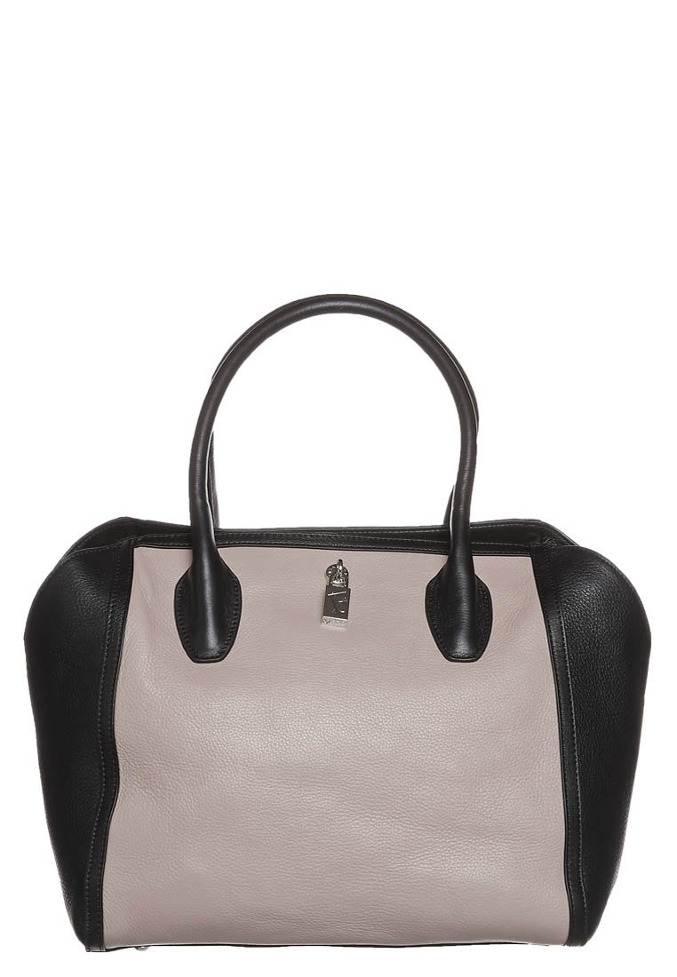 Skórzana torebka w miękkim kremowym kolorze z czarnymi akcentami. Strukturalny kształt, podwójne uchwyty u góry i metalowe detale.