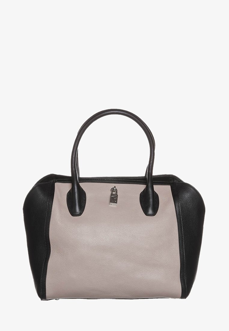 Skórzana torebka w miękkim kremowym kolorze z czarnymi akcentami. Strukturalny kształt, podwójne uchwyty u góry i metalowe detale.