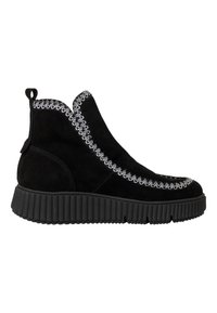 Schwarze Wildleder-Stiefeletten mit einer dicken, geriffelten Gummisohle und silberner Naht entlang der Kante. Mit einer Schlaufe für einfaches Anziehen.