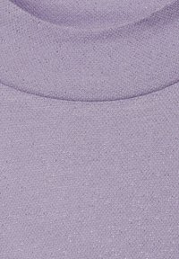 Ljuslila texturerad tyg med en subtil glittrande effekt, med rund halsringning och ett fint stickat mönster genom hela.