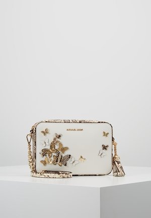 Witte rechthoekige handtas met goudkleurige en witte vlinderversieringen, slangenleren rand, een gouden kettingriem en een kwastje op een witte ondergrond.