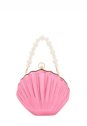 Roze handtas in schelpvorm met geribbelde structuur, gouden accenten en een afneembare parelketting. Glanzende afwerking, compacte maat.
