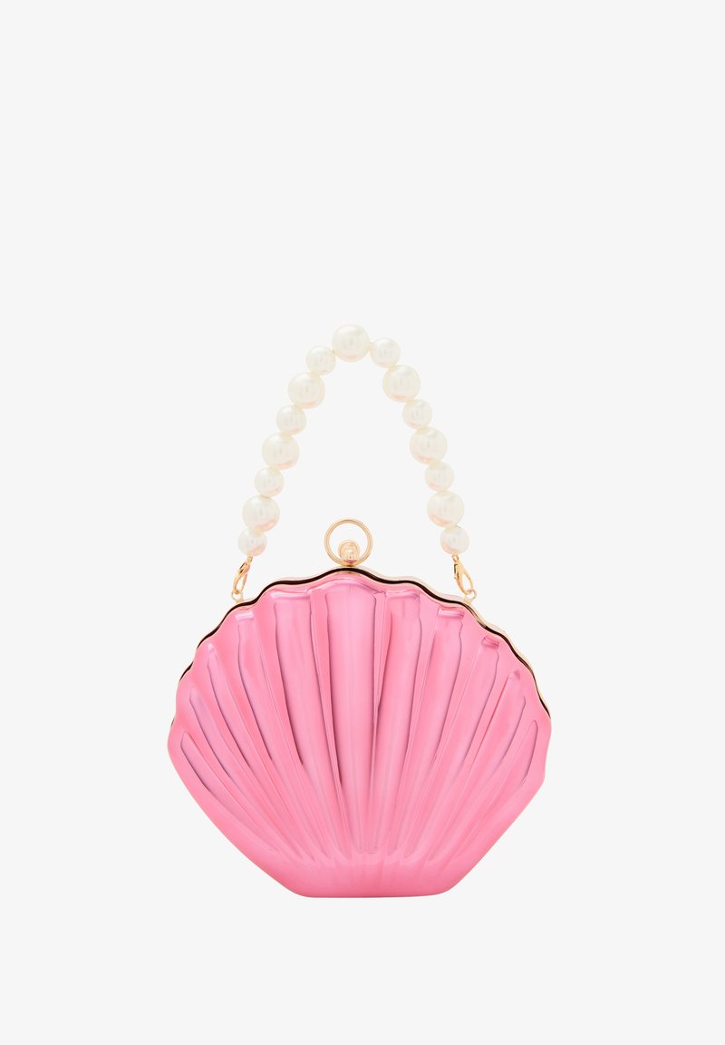 Różowa torebka w kształcie muszli z żłobionym wzorem, złotymi akcentami i odpinanym paskiem z perełek. Błyszczące wykończenie, kompaktowy rozmiar.