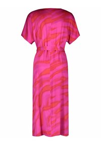 Różowa sukienka z pomarańczowymi falistymi wzorami, krótki rękaw, talia podkreślona paskiem oraz prosta sylwetka, wykonana z lekkiego materiału.
