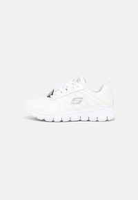 Scarpa sportiva bianca con pannelli in rete texturizzata, punta arrotondata e suola in gomma spessa. Presenta lacci e un discreto logo del marchio sul lato.