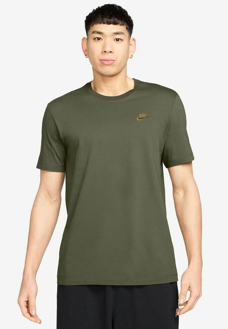 Olijfgroene Nike T-shirt met een ronde hals, korte mouwen en een klein gouden logo op de linkerkant van de borst. Zacht materiaal, losse pasvorm.