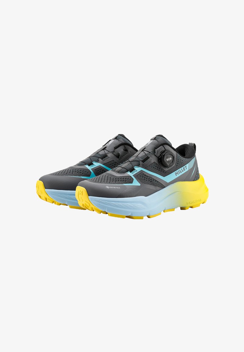 Des chaussures de course légères avec une tige en mesh gris foncé, des accents aqua, un système de laçage Boa et une semelle extérieure jaune pour l'adhérence.