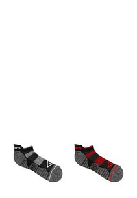 Chaussettes de cheville noires et grises avec des motifs triangulaires ; la chaussette gauche a un logo noir, la chaussette droite présente des accents rouges et des rayures.