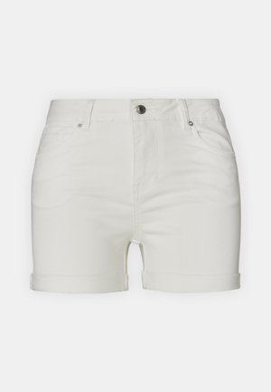Shorts en denim blanc avec ourlets retroussés, taille mi-haute, design à cinq poches, fermeture à bouton en métal et détails de couture contrastés.