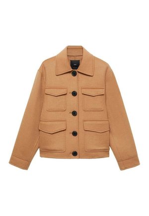Kamel farbener Knopfjacke mit vier aufgesetzten Taschen und breitem Kragen, aus dicker Wollstoff gefertigt.