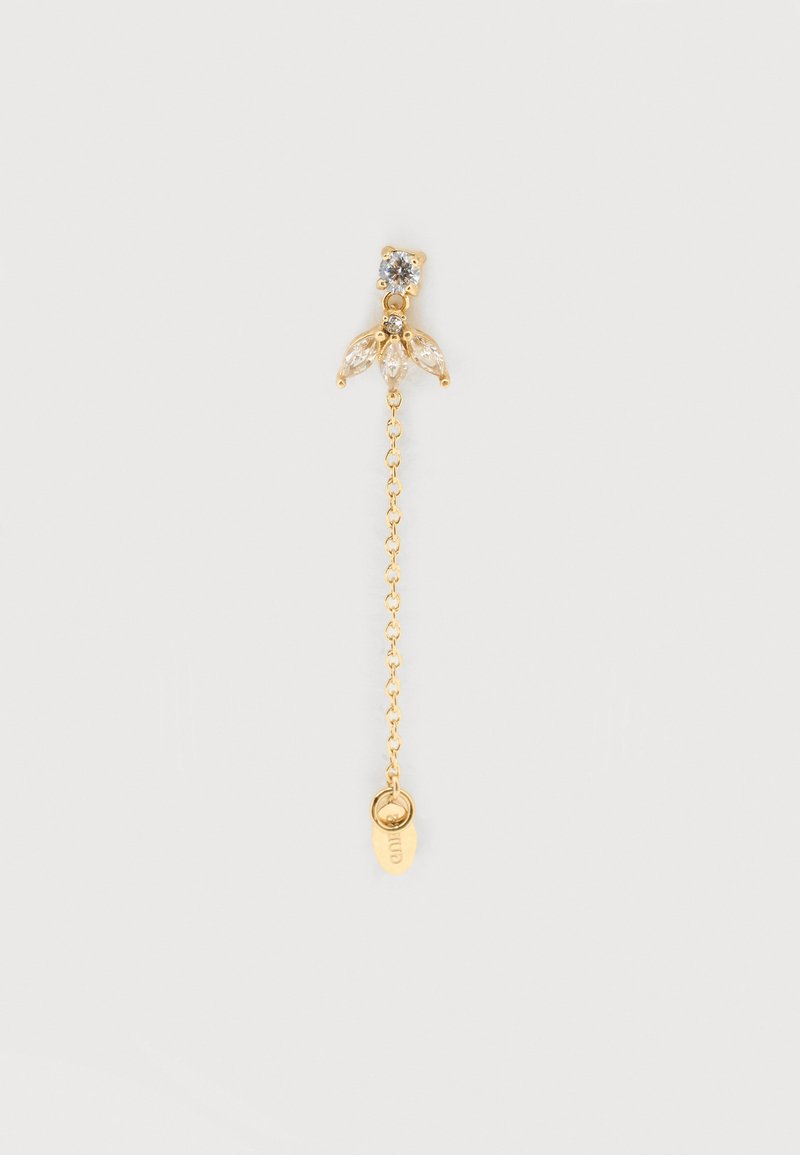 Σκουλαρίκι αλυσίδα σε χρυσό τόνο με διαφανή κρυσταλλική ανθική συστάδα και μικρό χαρακτηριστικό λογότυπο στο τέλος, τοποθετημένο σε απλό λευκό φόντο.