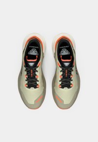 Παπούτσια τρεξίματος με μπεζ άνω μέρος, υφή, πορτοκαλί λεπτομέρειες, μαύρη επένδυση και ανθεκτική σόλα. Διαθέτουν κορδόνια για ασφαλή εφαρμογή.