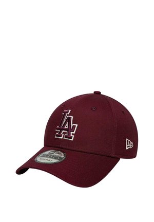 Regulowana czapka baseballowa w kolorze bordowym z wyszywanym białym i bordowym logo LA z przodu oraz logo flagi New Era po stronie.