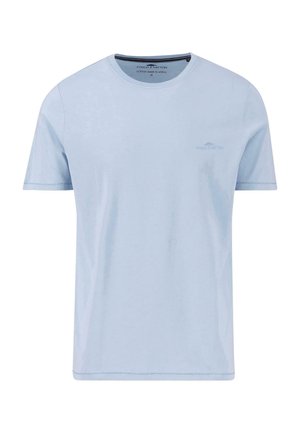 T-shirt azzurro chiaro a maniche corte in cotone morbido, con scollatura rotonda e un piccolo logo stampato vicino al petto. Texture liscia, vestibilità comoda.