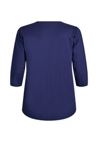 Marineblaues, glattes Stoffoberteil mit dreiviertel Ärmeln und abgerundetem Saum, das ein schlichtes, minimalistisches Design ohne zusätzliche Details aufweist.